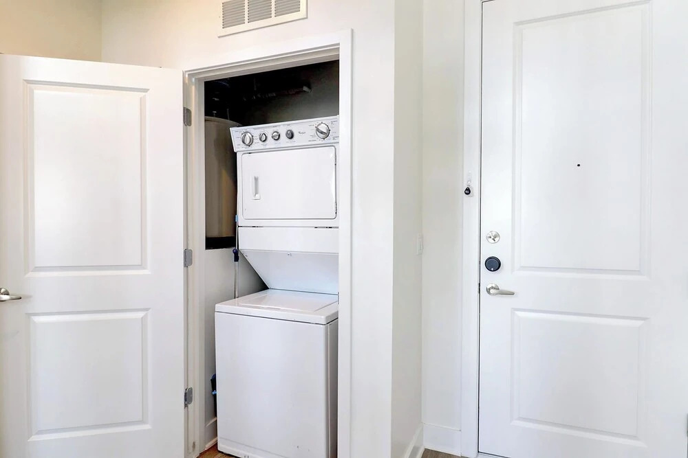 Loft with Views-King Bed-Close to Shop/Dine-Parking 4011