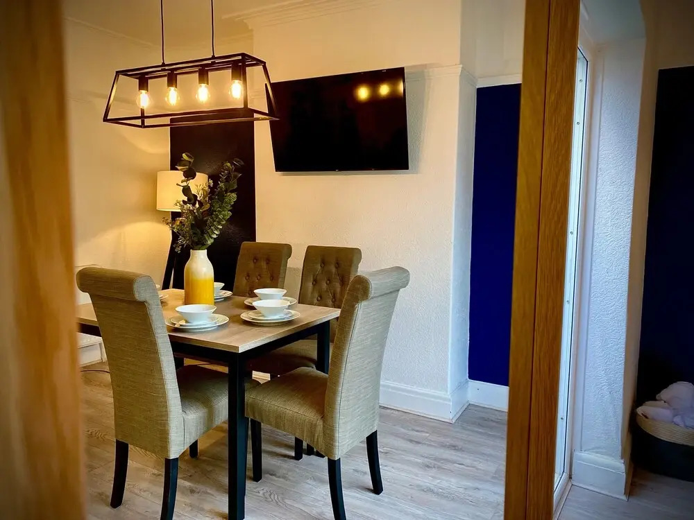 Family modern 3 bedroom Hot Tub House- Sleeps 6