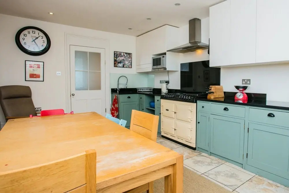 3 Bedroom Family Home Sleeps 6 in Camden