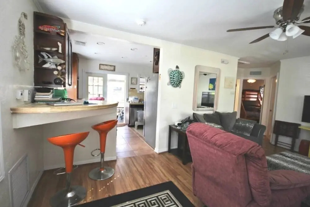 Mermaid Bungalow- 2 BR House Close to the Beach