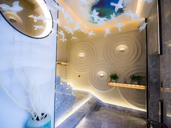 Elong Anyun Hotel (Shanghai Hongqiao International Airport Ziteng Road Subway Station)