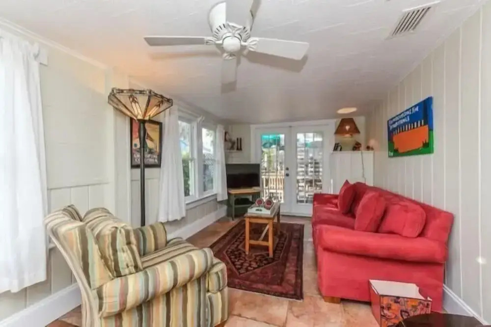 110 31st St 2 Bedroom Cottage by RedAwning