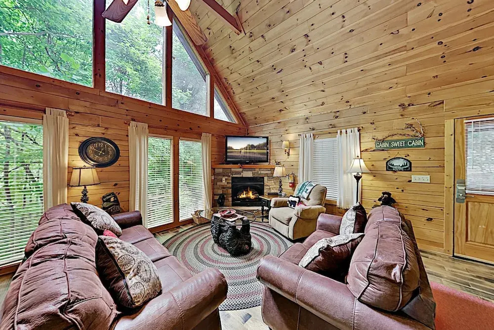 The Bear Essentials Getaway W/ Hot Tub 3 Bedroom Cabin