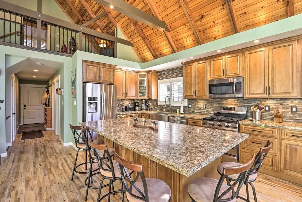 Close to Donner Lake & Skiing: Truckee Getaway