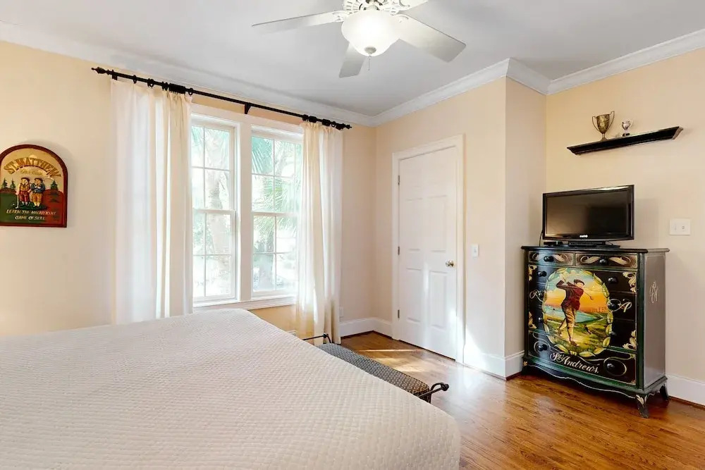 Luxury Cottage With Pools & Multiple Decks, 1/2 Block to Beach