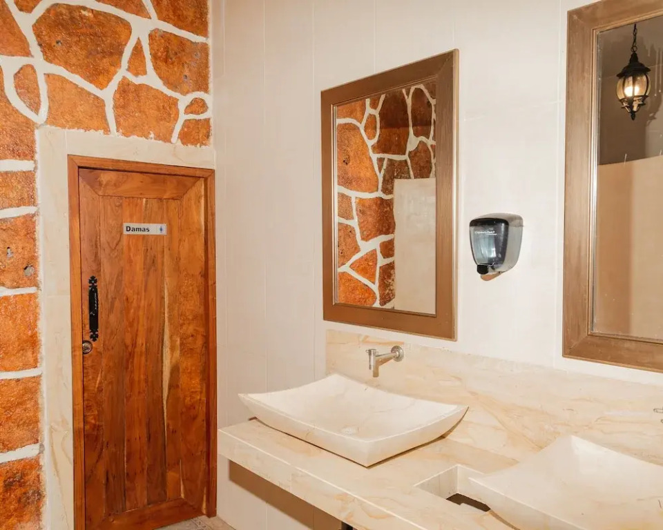 hotel y hostal nojoch che