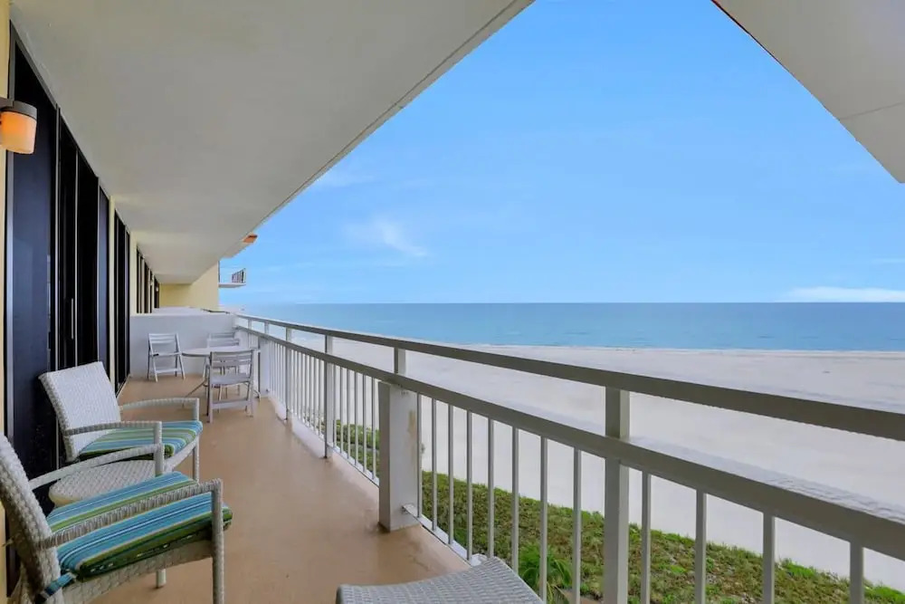 Modern 11th Floor Beachfront Condo With Views/pool