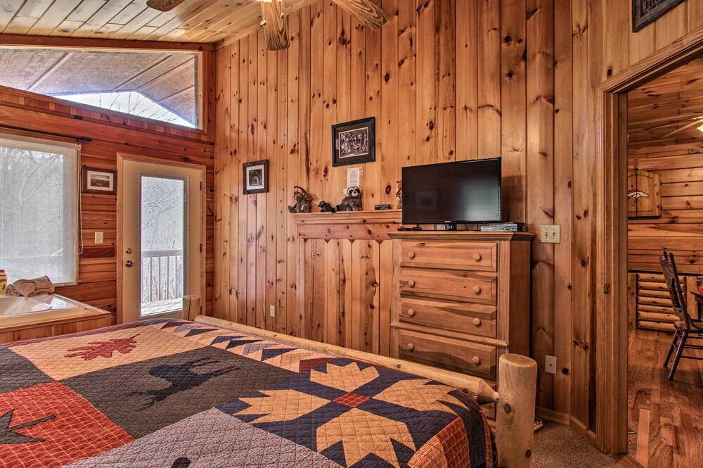 Hidden Springs Cabin w/ Hot Tub, 2 Mi to Dollywood