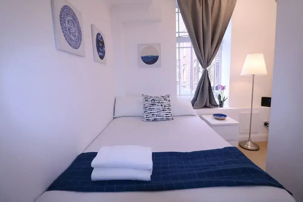 Lovely & Spacious 2 Bedroom APR Queensway