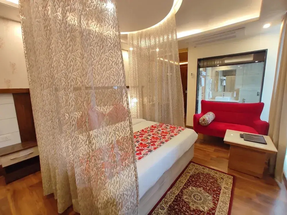 Abhilashi Residency & Spa - Centrally Heated & Air Cooled