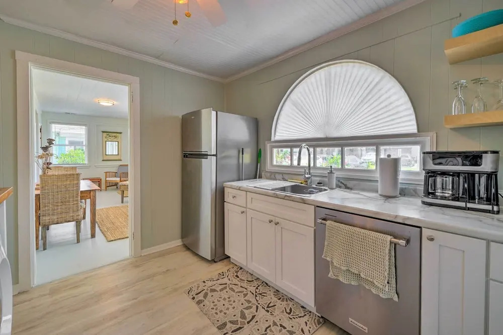 Bright Carolina Beach Cottage w/ Yard & Grill