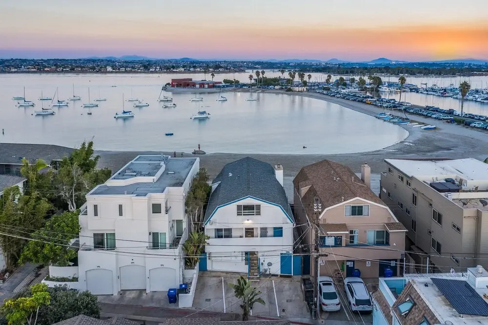 Bay View Buyout B by Avantstay Mission Beach Home on the Sand Sleeps 16