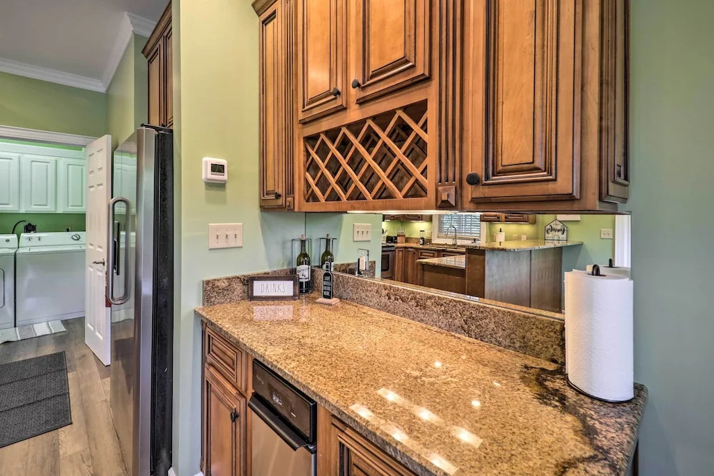 Chic Dtwn Townhouse w/ Hot Tub & Mtn Views!