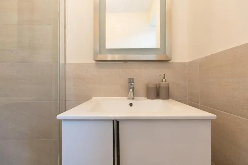 6 Minutes to the Tower of London Trendy Shoreditch Central London Sleeps 8