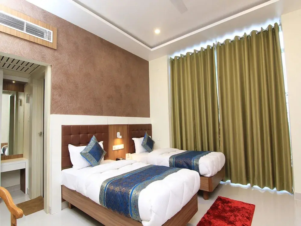 OYO 14570 Hotel Sona Plaza