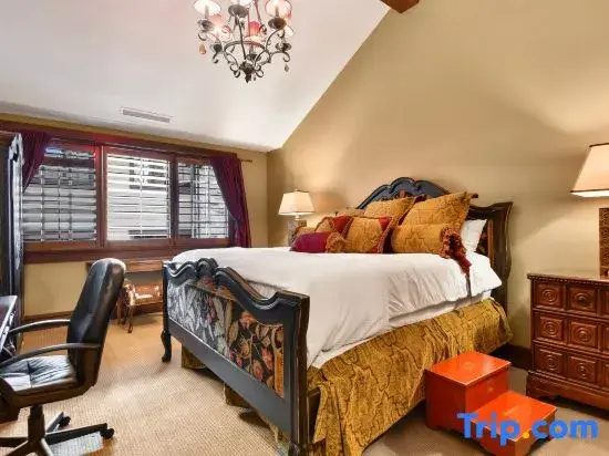 Stunning Deer Valley Home with Balcony, Walk to Hiking and Biking Trails, Mountain Views, Firepit