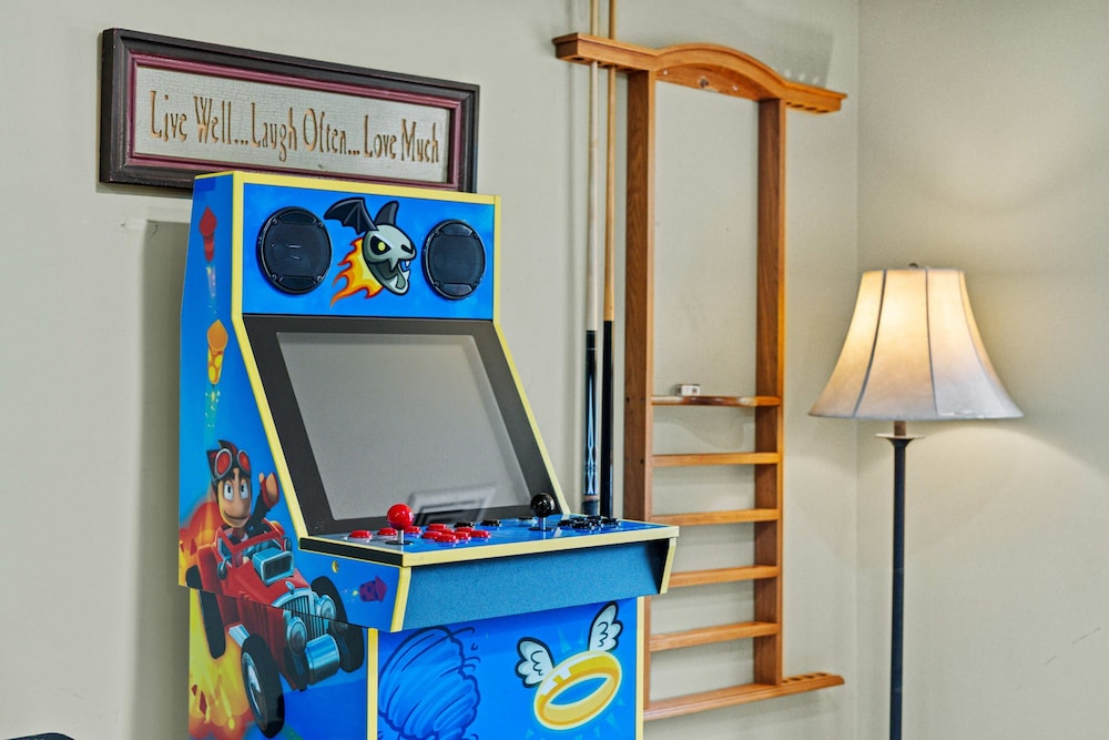 Fam-friendly Cabin Mins 2 Beach Ski w Hot Tub