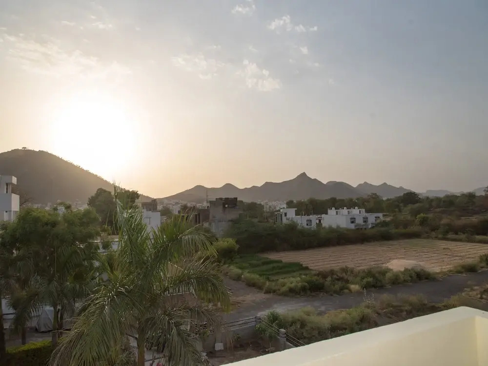 OYO 13273 Home Luxury Stay Airport Road