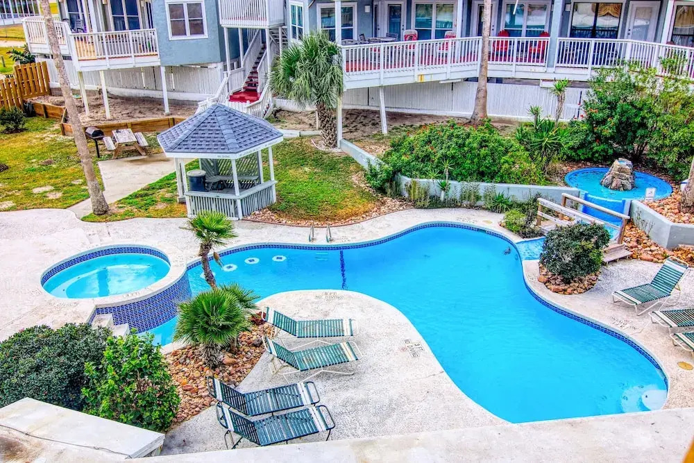 Breezy Bungalow 2 Bedrooms 2 Bathrooms Condo