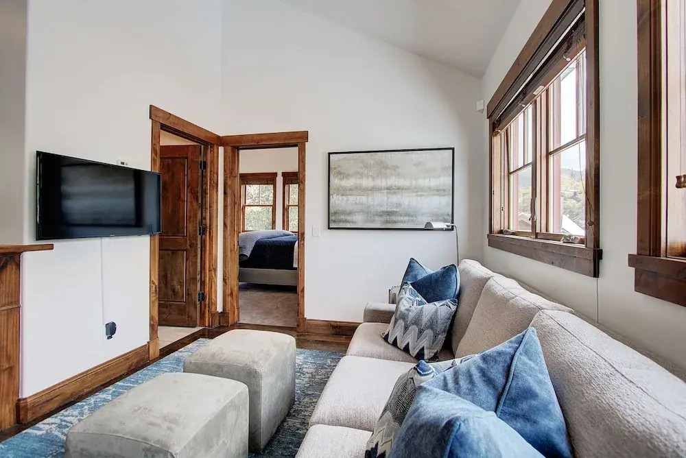 Modern 5bdr Right off Main Street w/ Hot Tub Main Street Escape by Avantstay