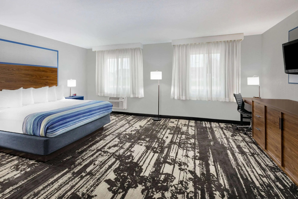 AmericInn by Wyndham Pella