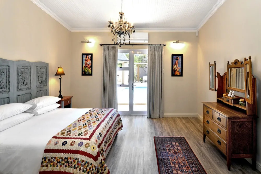 Lovely Self-catering Home, in Quiet Area, 10 Minutes Walk to Restaurants No01