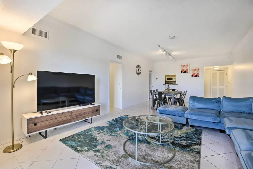 < 1 Mi to Siesta Key Beach: Condo w/ Pool