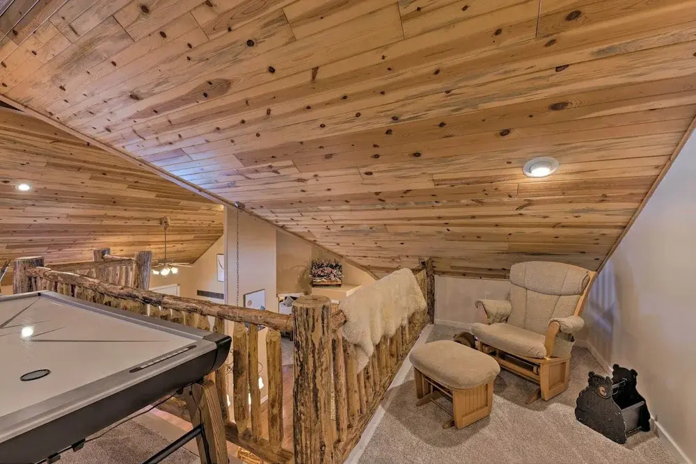 Spacious Pinetop Country Club Cabin w/ Deck!