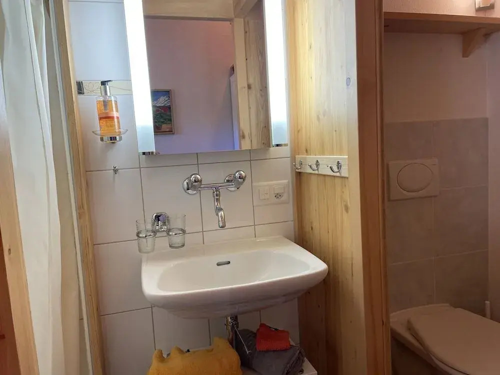 Alpenchalet Weidhaus Gstaad - Dachwohnung - Studio - Stockbettzimmer