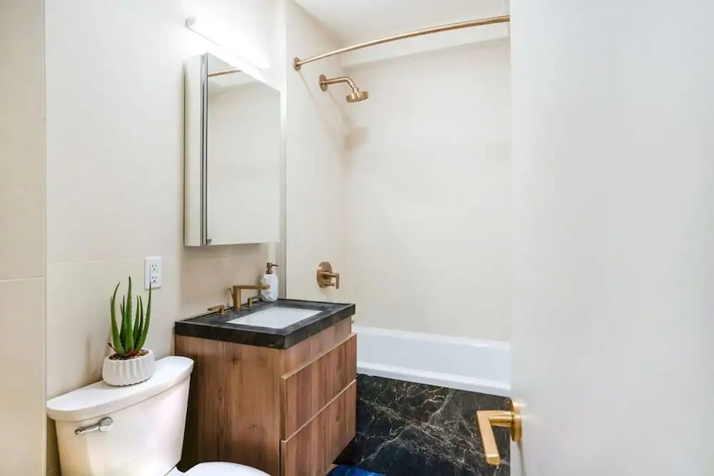 52-3de Newly Renovated 2BR BTH Midtown East