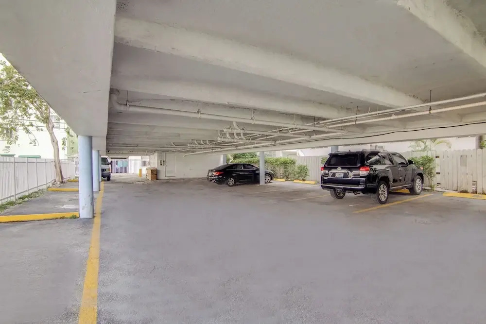 Collins 2 Bedroom with Free Parking by Deco 305