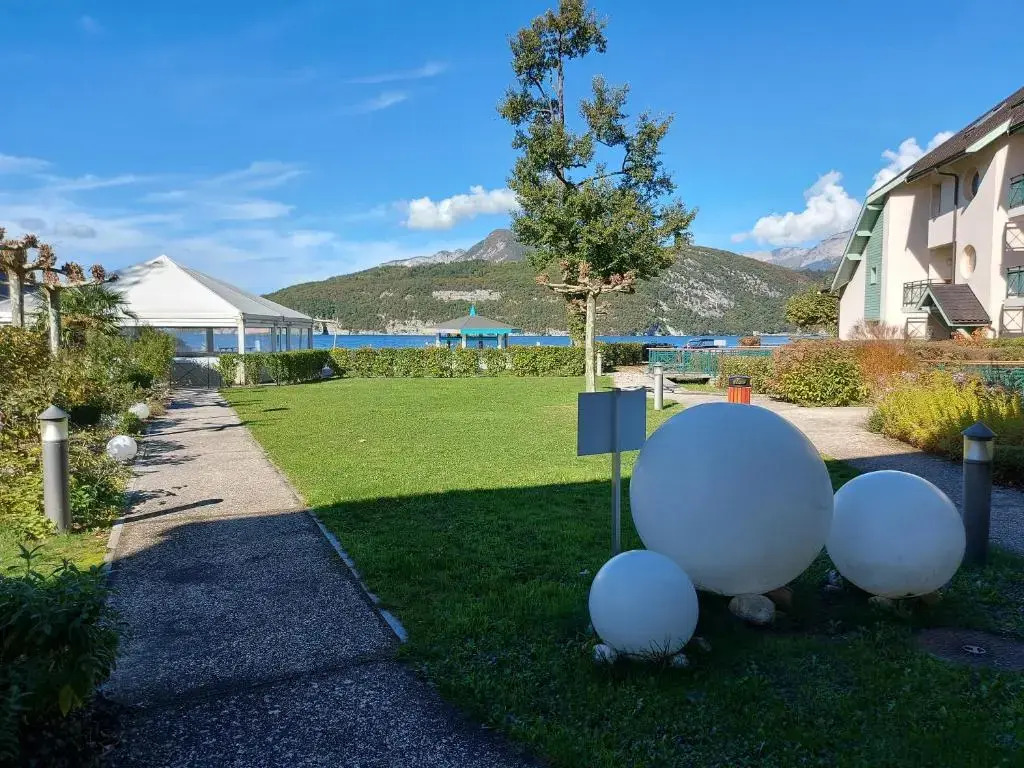 Rare : au bord du lac d’Annecy, cosy appartement en rez de jardin avec terrasse privative