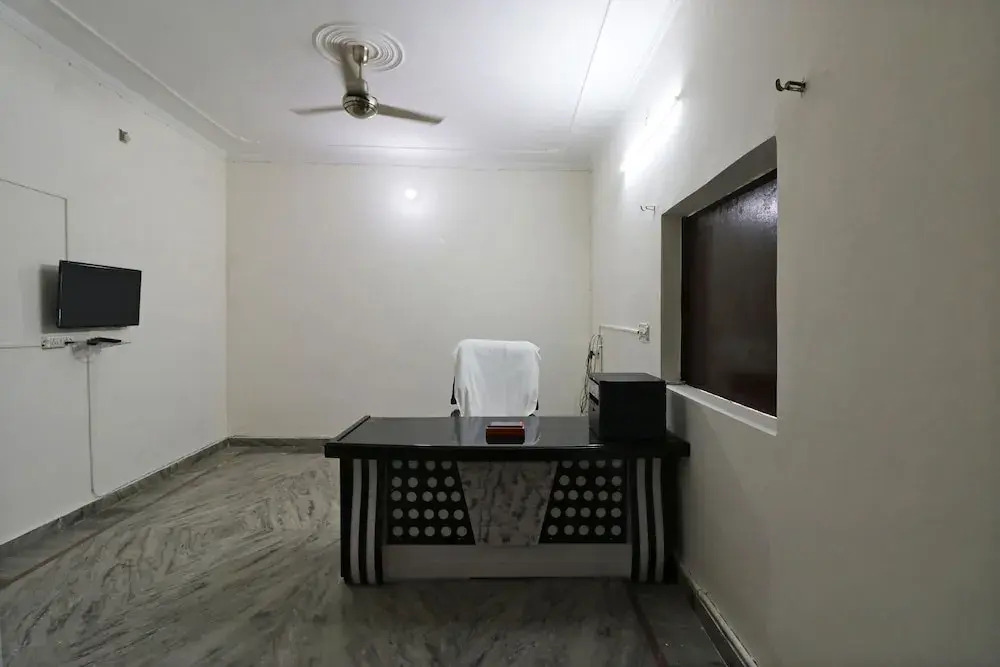 Oyo 39797 Hotel Om