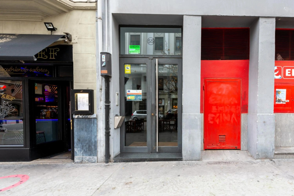 Renovado piso de diseño en barrio selecto by SAH