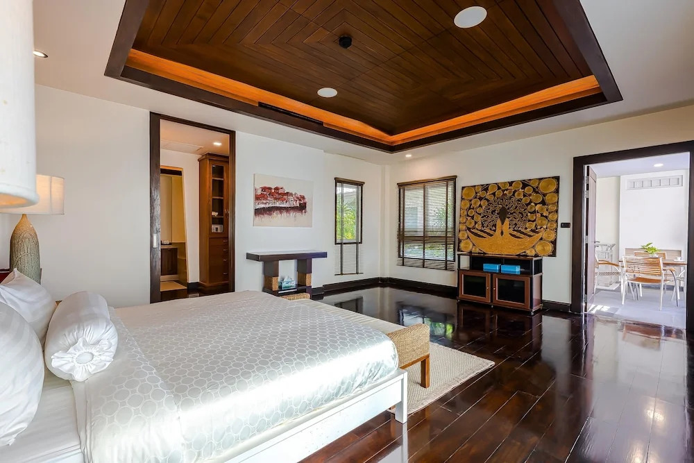 7 Bedrooms Mansion on The Golf Course-JB