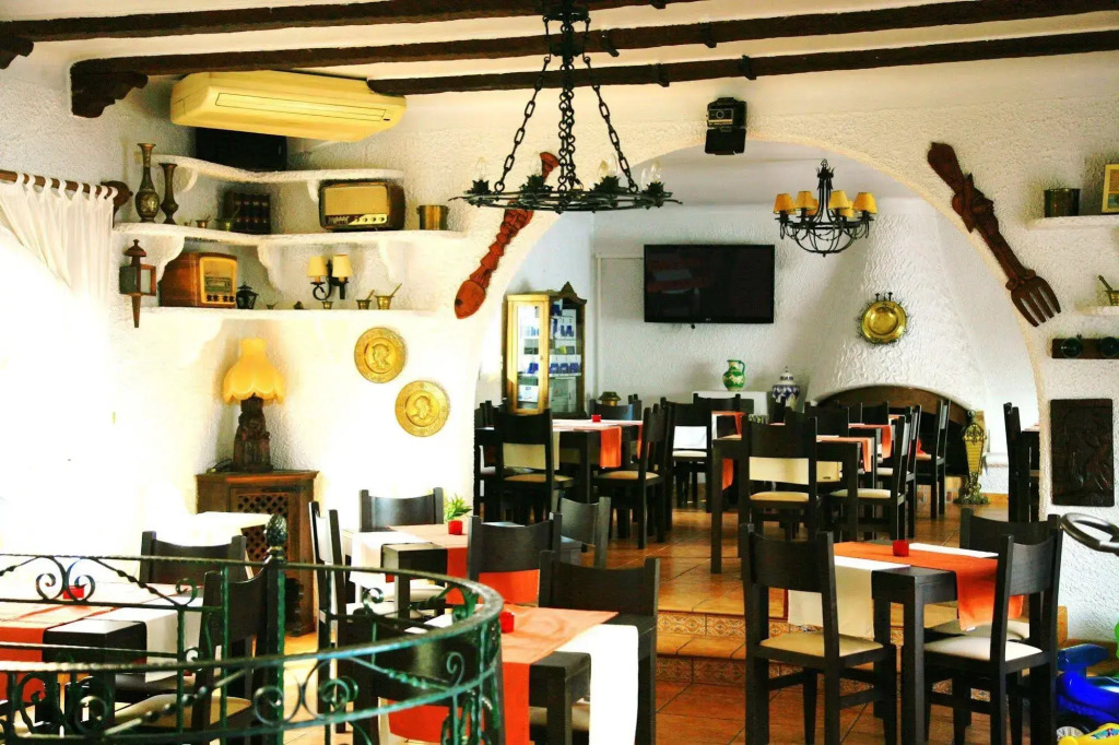 Villa Columbus Rooms and Restaurant