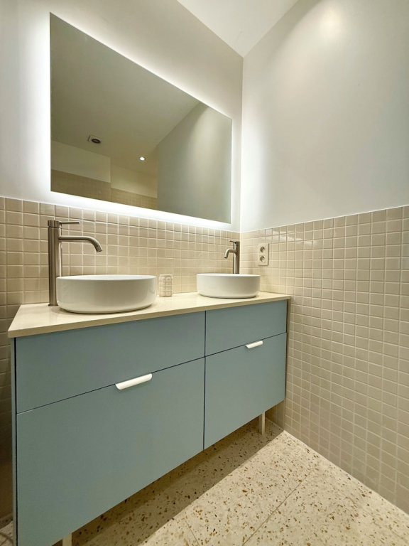 2 bedrooms - baby crib & furnished
