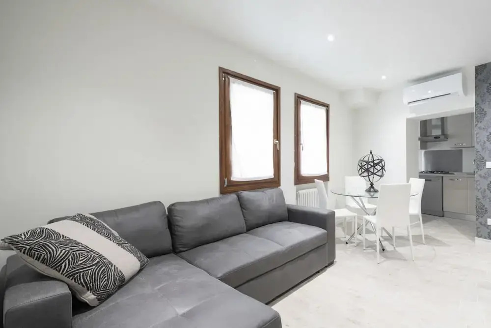 San Marco Style Canal View Apt 1 by Wonderful Italy