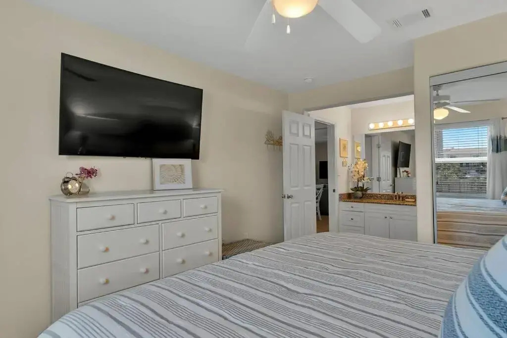 2bd 2ba 1st floor condo WALK TO BEACH