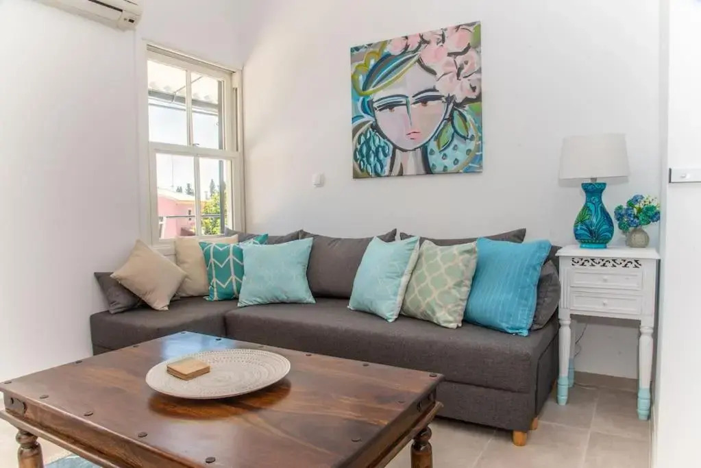 Seaview Mini Villa with Private Pool - 200 metres from the beach