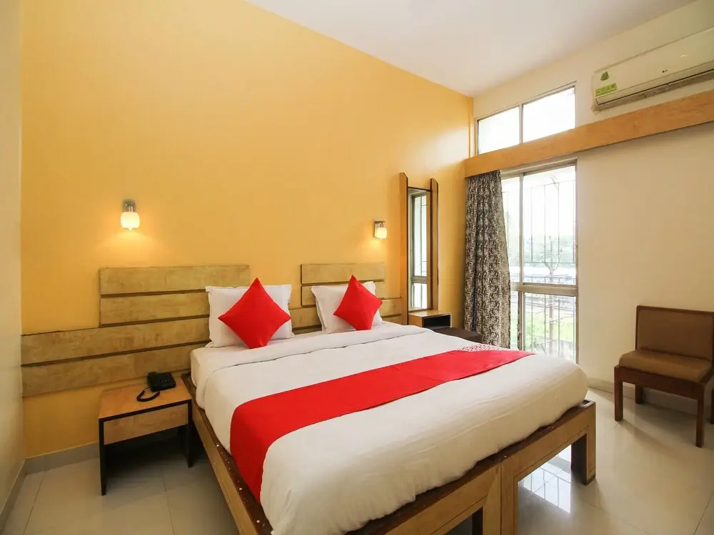 OYO 15198 Hotel Ranjeet