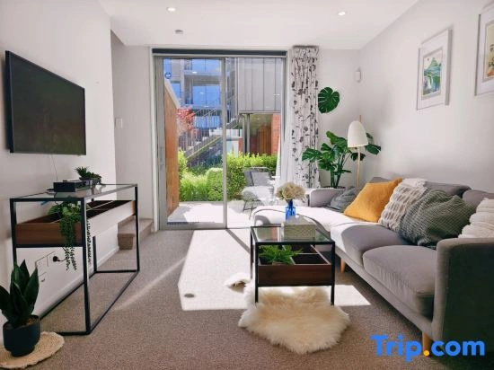 Walk to Stadium · CBD 2BR 2Bath Townhouse+ Private Parking- JJHome