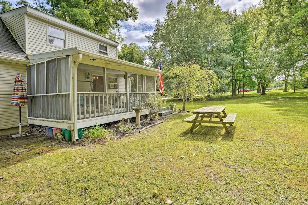 Darling Cottage ~ 1 Mi to Lake Erie Beach!