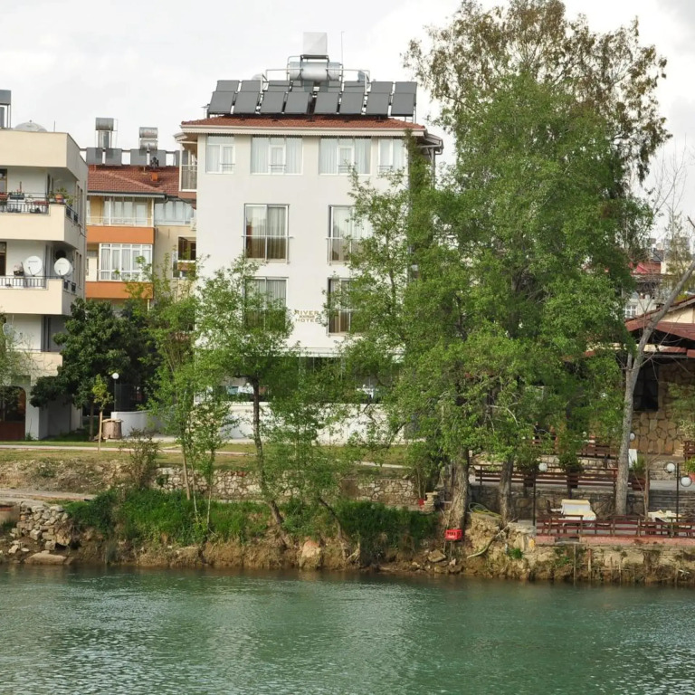 River Hotel