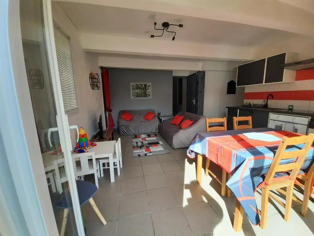 Superbe appartement F2 neuf : terrasse, barbecue.