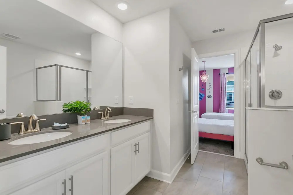 Amazing Family Home 8min to Disneyworld Pool Spa Sleeps 24 Stl101