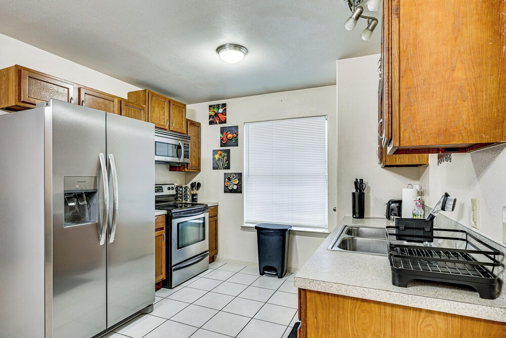 Hot Tub! Dog-friendly Gem 6 Mi to Dtwn Brownsville