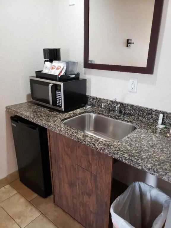 Price Pointe Inn