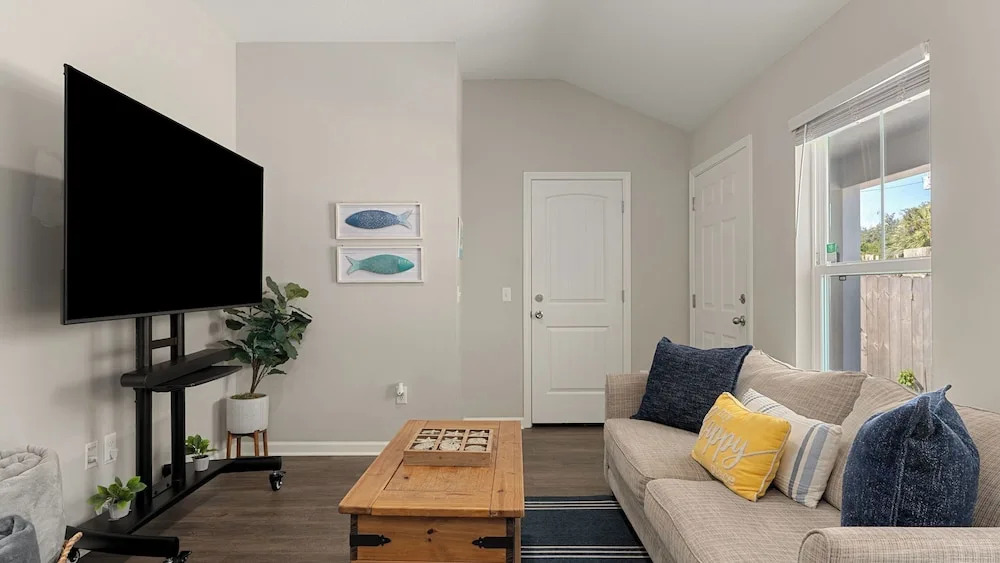 Ocean Oasis by Avantstay Block to Beach West Pcb, Pet-friendly