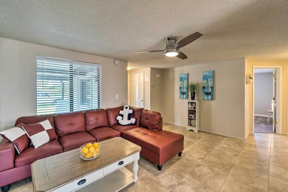 Bright Venice Home w/ Yard < 4 Miles to Beach!